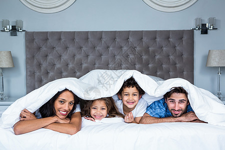 在毯子下幸福的家庭女儿儿子房子羽绒被公寓父亲棉被快乐住所喜悦图片