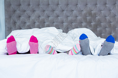 从毯子上露出家庭脚女孩房间房子皮肤袜子床单女性羽绒被卧室闲暇图片