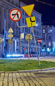 街道和夜间路牌背景图片