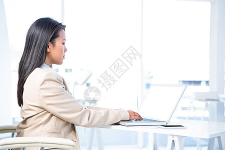 使用膝上型电脑的严重女商务人士日记电子笔记本规划师女士技术套装议程电脑显示器屏幕图片