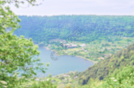 意大利山区湖的重点分散背景情况 意大利的山湖蓝色食物反射丘陵国家村庄晴天天空旅行森林图片