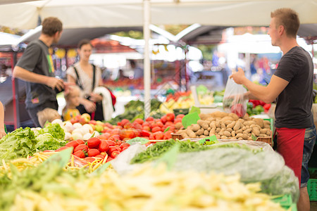农民的粮食市场与各种有机蔬菜相隔绝土豆花园农业营养南瓜茄子黄瓜篮子销售杂货店图片