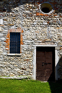 在米拉诺旧窗户中 棕色门的欧洲图片