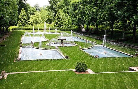 植物园的意大利花园设计图案草地绿色树篱喷涂水池绿化公园风景喷泉天空图片