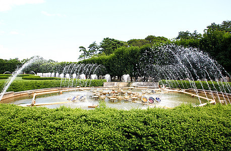 植物园里的喷泉秀树篱花园园林水池喷涂草地绿化购物中心蓝色公园图片