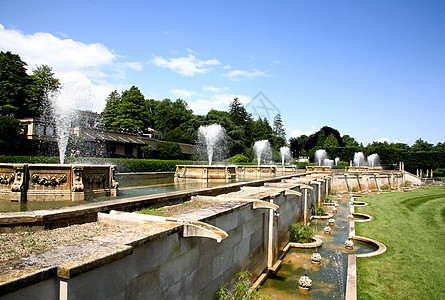 植物园里的喷泉秀草地绿化树篱绿色公园旅行喷涂购物中心花园天空图片