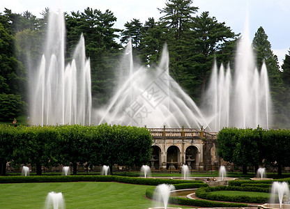 植物园里的喷泉秀公园喷涂美化风景购物中心蓝色天空花园水池树篱图片
