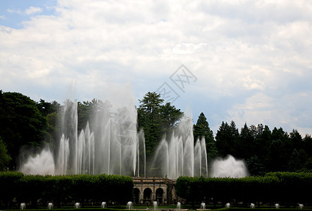 植物园里的喷泉秀公园蓝色水池天空绿化风景旅行购物中心喷涂草地图片