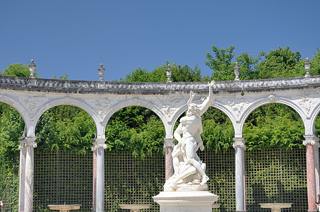 古典法国花园地的雕像图片