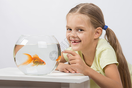 六岁六岁的女孩非常开心地捐了金鱼图片