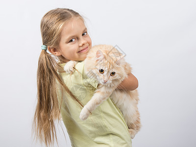六岁女孩抱一只猫在她的怀里图片