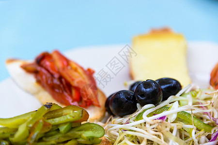 蔬菜用餐沙拉午餐盘子食物静物红色胡椒蓝色面包大豆图片