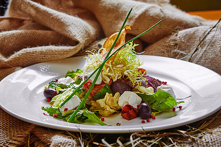 新鲜的春沙拉配着乳酪 红洋葱装在白碗里营养草药沙拉蔬菜黑板餐厅胡椒烹饪饮食小吃图片