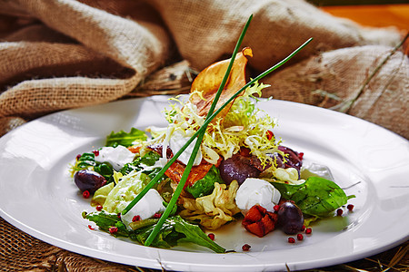 新鲜的春沙拉配着乳酪 红洋葱装在白碗里食物饮食蔬菜种子草药美食餐厅盘子石榴菜单图片