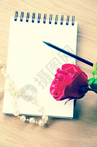 红色红玫瑰和空白日记图片