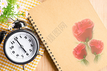 时钟日记棕色 木制红玫瑰图片