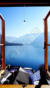 窗口的 Hallstat 湖视图图片