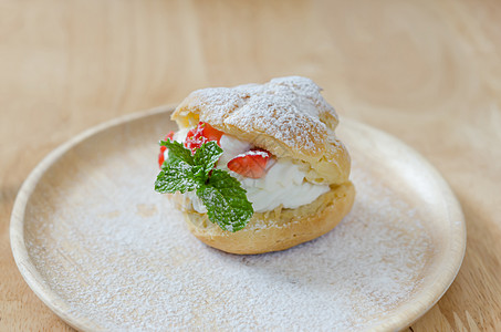 草莓Choux Cream鞭打甜点糕点面包食物水果派对香草美食盘子图片