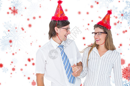 喜剧般的欢快嬉戏情装扮成有派对帽子的一对绘图女性雪花微笑恋爱计算机快乐男性夫妻眼镜图片