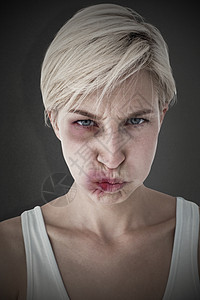 愤怒女性看镜头的复合图像 照片来自金发金发女郎灰色烦躁女士图片