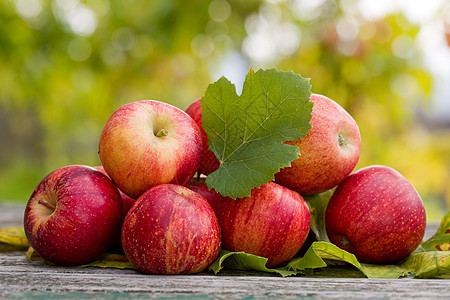 苹果木头树叶食物晴天农场市场水果农业花园木板图片