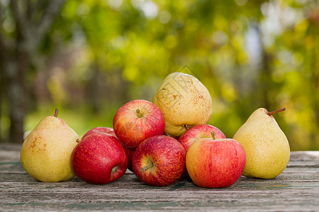 苹果和梨木头市场树叶食物背景桌子农场卡片晴天花园图片