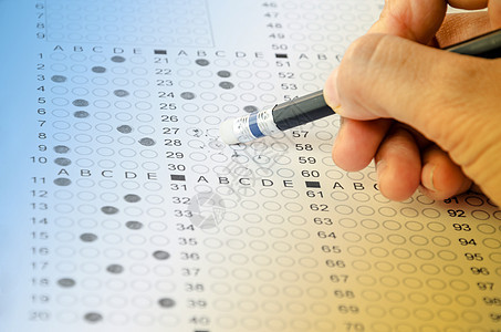 在Exam 碳纸计算机工作表上用手抹去错误的答案测试学生考试橡皮卡片铅笔大学学习教育竞赛图片