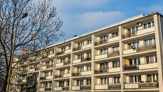 普通居民住宅区抛光框架天空窗户阳台晴天石膏栏杆建筑学住宅图片