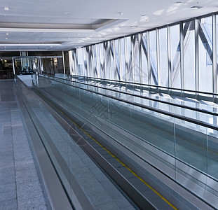 当代大楼内空的扶梯自动升降机速度中心交通乘客玻璃车站商业技术门厅运输图片