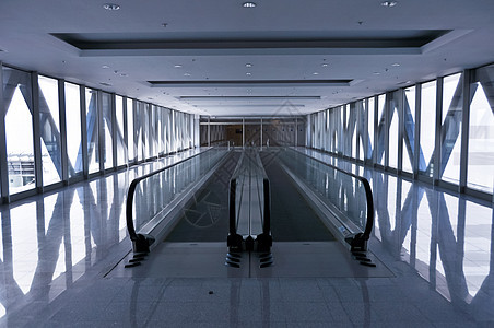当代大楼内空的扶梯自动升降机旅行车旅行玻璃乘客门厅走廊交通运输运动商业图片