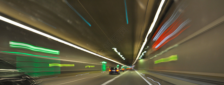 隧道内移动的交通流量图片