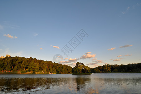 日落时带湖和森林的风景天气林地晴天阳光木头反射爬坡镜子叶子蓝色图片