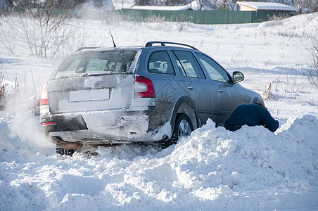 车卡在雪中天气暴风雪街道天空运输车辆蓝色雪堆旅行图片