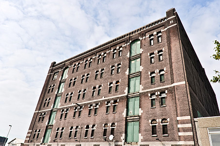 旧砖厂大楼的低角视图Name图片