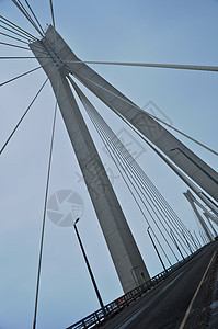 在阴云的一天 跨越河流的现代桥晴天生活金属建筑蓝色运输城市天空健身房时间图片