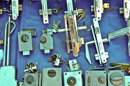 许多旧门锁在露天集市上 JPG监狱婚姻男人金属挂锁犯罪网络密码钥匙安全图片