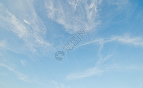 蓝色的天空与白羽云图片