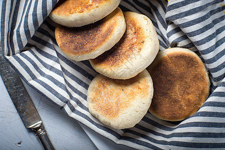 自己自制的英文松饼早餐面包面团素食者健康饮食烘烤美食硬皮烹饪食物活力图片