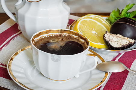 静态生活 一小杯黑咖啡在桌子上杯子饮料巧克力食物果味奢华棕色牛奶音调餐馆图片