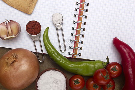 用于制备的普通香料和蔬菜勺子绿色笔记本烹饪食谱洋葱胡椒食物红色菜单图片