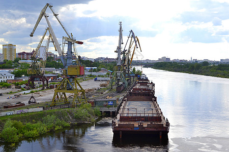 俄罗斯秋门图拉河港的河流港口水库货运城市货物电梯水运河港驳船铁轨起重机图片