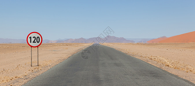 纳米比亚一条沙漠公路上限速标志圆形平原沥青速度极限柏油衬套纳米布手表警告图片