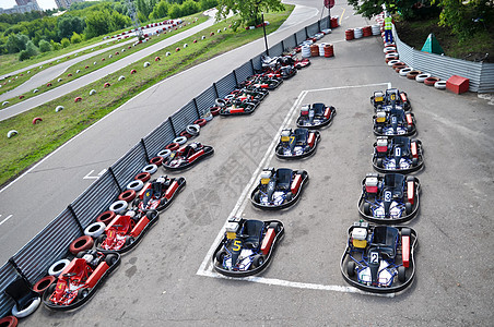 在 parc ferm 赛车卡丁车驾驶装车赛车手蓝色栅栏男人发动机边界乐趣司机图片