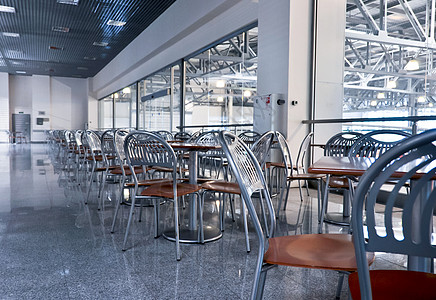 在快餐咖啡厅里有很多椅子和桌子午餐票价餐厅玻璃工作蓝色大厅房间烹饪地面图片