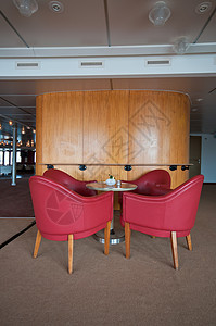 餐馆的皮革椅和木制桌装饰餐巾环境桌子服务木头家具午餐咖啡店座位图片