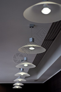 在酒吧的天花板上 挂上几个现代吊带皮革现代性地面餐厅建造力量灯光沙龙枝形厨房图片