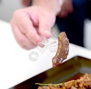 黑盘上加酱汁的猪肉菜美食托盘肋骨木头釉面酒吧烧烤午餐烹饪盘子图片