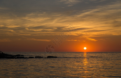 亚得里亚海岩石海岸的美丽日落场景水域假期旅行太阳海岸线石头海景文化悬崖图片