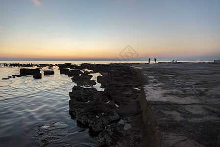 亚得里亚海岩石海岸的美丽日落石头岩石日出地平线阳光太阳风景海浪海岸线海景图片