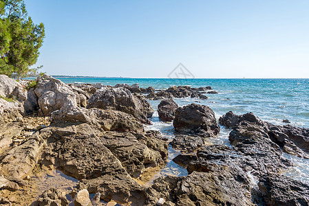 亚得里亚海滨阳光明媚的一天石头场景地平线海洋天空旅行蓝色岩石阳光海浪图片